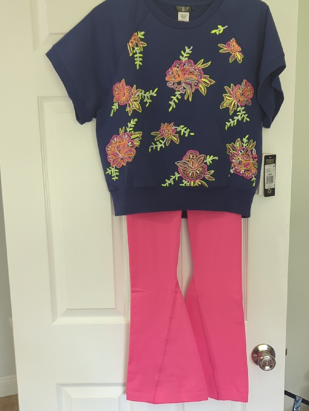 NWT Navy Floral Embroidered Sweatshirt with Hot Pink Flare Leggings Size Medium - Picture 5 of 10